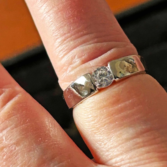 CUBIC ZIRCONIA IN TARNISH FREE STERLING SILVER RING, LADIES SZ 8, ROUND STONE, - Picture 4 of 4